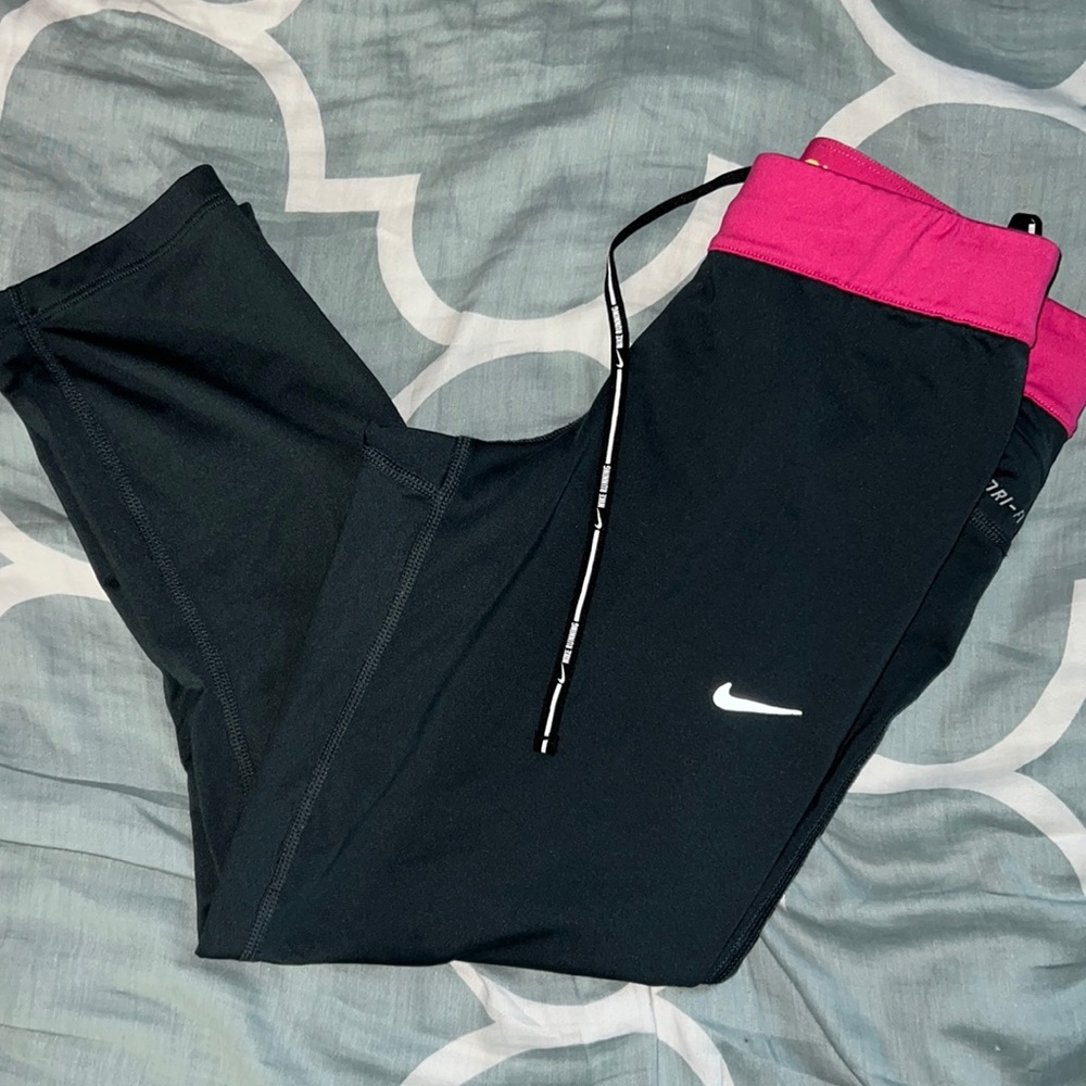 🔹 Nike Cropped Leggings 🔸